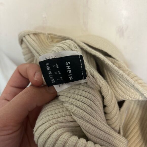 Twisted top  - Picture 2 of 5